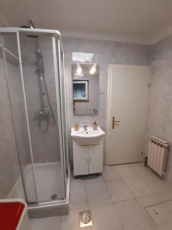 דירות לוסיה Apartma Mari מראה חיצוני תמונה